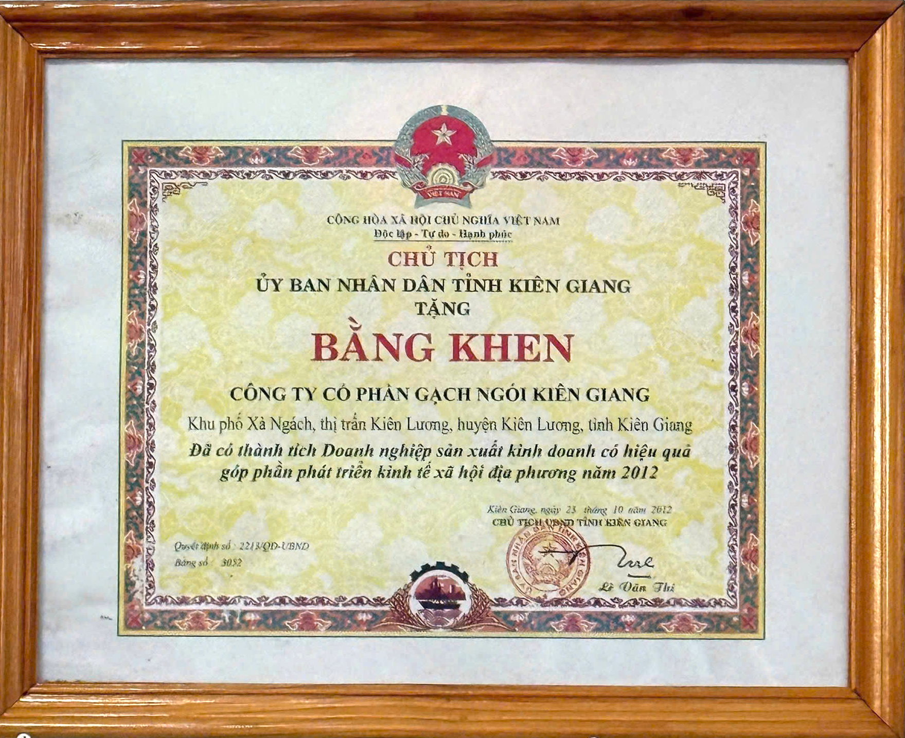 BẰNG KHEN DOANH NGHIỆP SẢN XUẤT KINH DOANH CÓ HIỆU QUẢ GÓP PHẦN PHÁT TRIỂN KINH TẾ XÃ HỘI ĐỊA PHƯƠNG